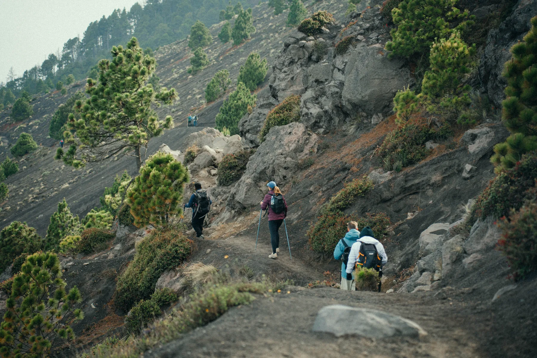 Caminata en ladera volcánica