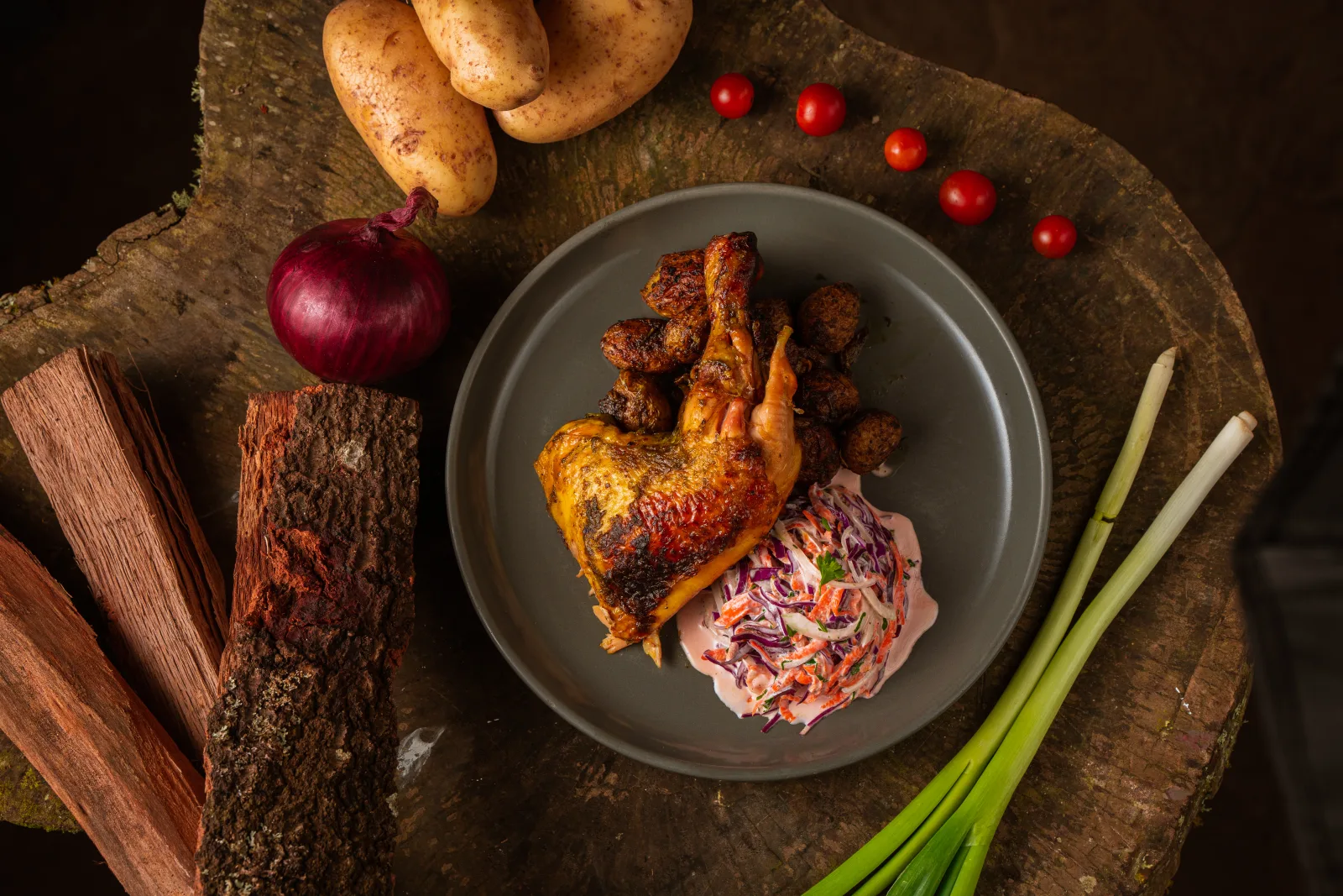 Plato fuerte de pollo rostizado en Hobbitenango
